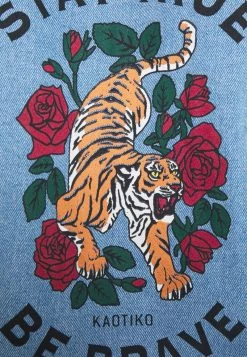 Kaotiko JACKET VINTAGE STAY TRUE UNISEX - Jeansjacke - Blue -Kaotikoire Magasin 0a877263d30c4fbc814483b6a943ff3f