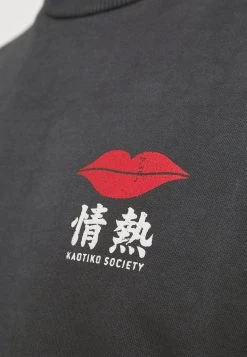Kaotiko CREW JAPAN LIPS UNISEX - Sweatshirt - Black Wash 12 Kaotiko CREW JAPAN LIPS UNISEX - Sweatshirt - Black Wash -Kaotikoire Magasin 1b617abcbd10467d97412307b895333f