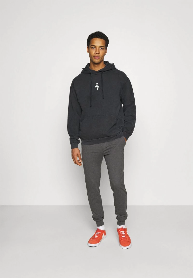 Kaotiko CREW TIE DYE UNISEX - Kapuzenpullover - Black 4 Kaotiko CREW TIE DYE UNISEX - Kapuzenpullover - Black – Bild 2