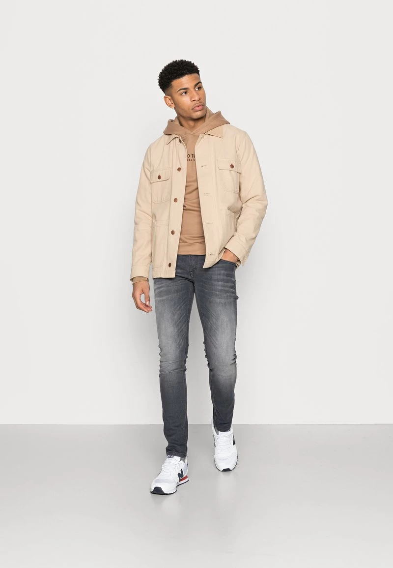 Kaotiko CAP EWAN UNISEX - Kapuzenpullover - Sand/fly Blue/burgundy 4 Kaotiko CAP EWAN UNISEX - Kapuzenpullover - Sand/fly Blue/burgundy – Bild 2