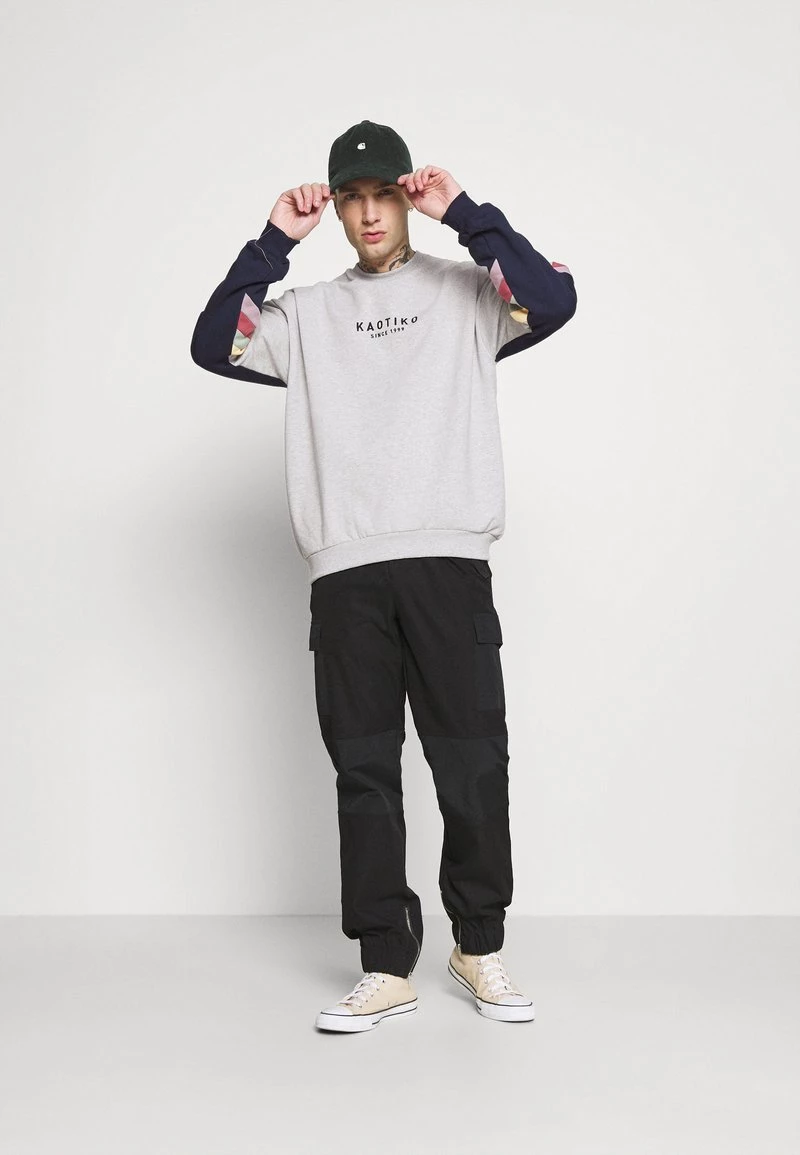 Kaotiko CREW WALKER UNISEX - Sweatshirt - Gris 4 Kaotiko CREW WALKER UNISEX - Sweatshirt - Gris – Bild 2