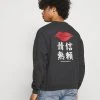Kaotiko CREW JAPAN LIPS UNISEX - Sweatshirt - Black Wash 2 Kaotiko CREW JAPAN LIPS UNISEX - Sweatshirt - Black Wash -Kaotikoire Magasin df630cd58b0044b1b4d8d865addabfc2